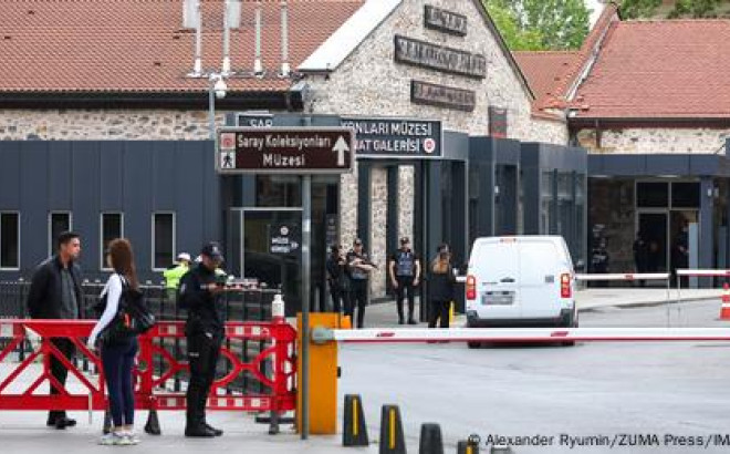 Αστυνομικοί ελέγχουν είσοδο στην Κωνσταντινούπολη