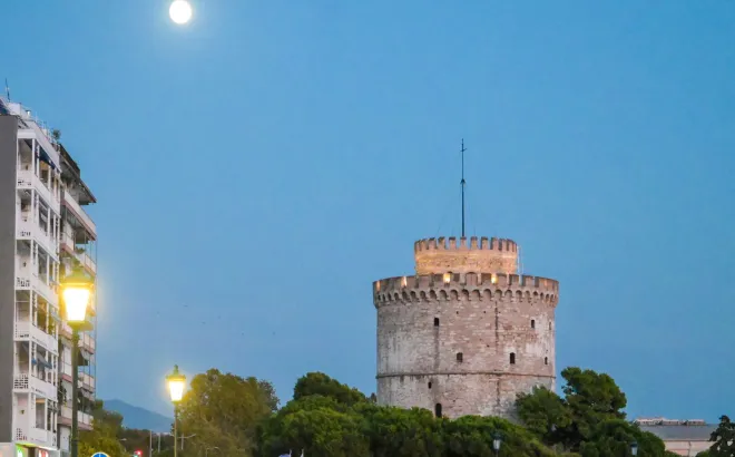 Θεσσαλονίκη: Δύο σκάφη καθαρίζουν τον Θερμαϊκό από τόνους φερτών υλικών