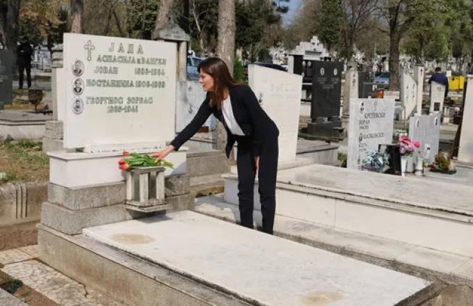 Λουλούδια στον τάφο του Αλέξη Ζορμπά στα Σκόπια άφησε η Μπέτυ Μπαζιάνα