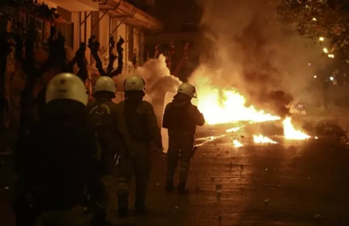 Επεισόδια με μολότοφ έξω από το Πολυτεχνείο