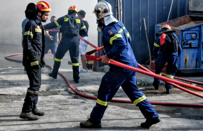 Οριοθετήθηκε η πυρκαγιά στο Λαύριο, εκκενώθηκε καταυλισμός προσφύγων