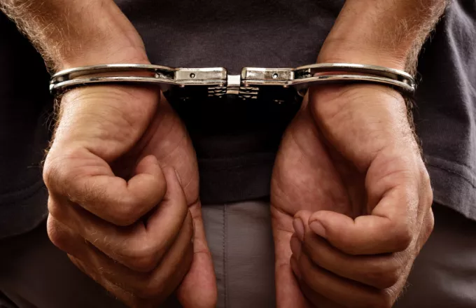 Συνελήφθη 36χρονος για ληστείες με καλάσνικοφ σε καταστήματα στον Πειραιά (pics)