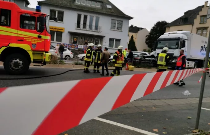 Γερμανία: Κλεμμένο φορτηγό έπεσε πάνω σε αυτοκίνητα