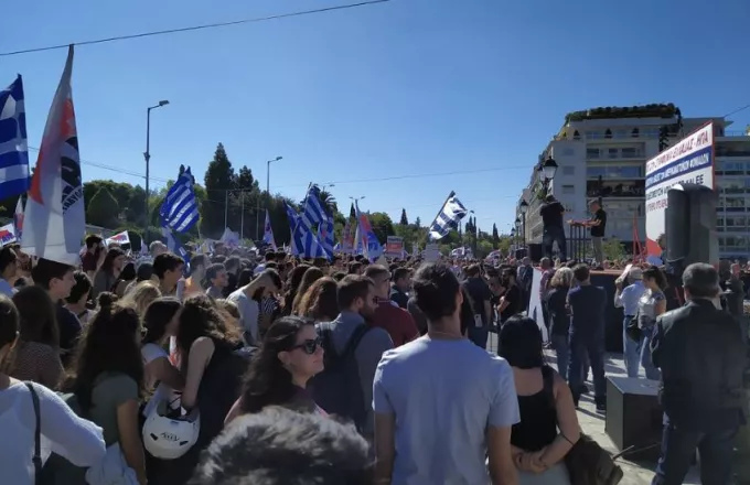 Αθήνα: Ένταση σε συγκέντρωση κατά Πομπέο. Πέταξαν μπογιές στο άγαλμα του Τρούμαν