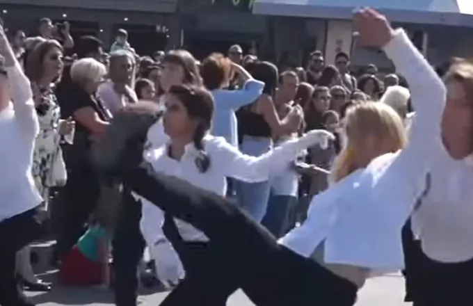 Νέα βίντεο από την παρέλαση αλά Monty Python στη Νέα Φιλαδέλφεια: Η προετοιμασία των κοριτσιών