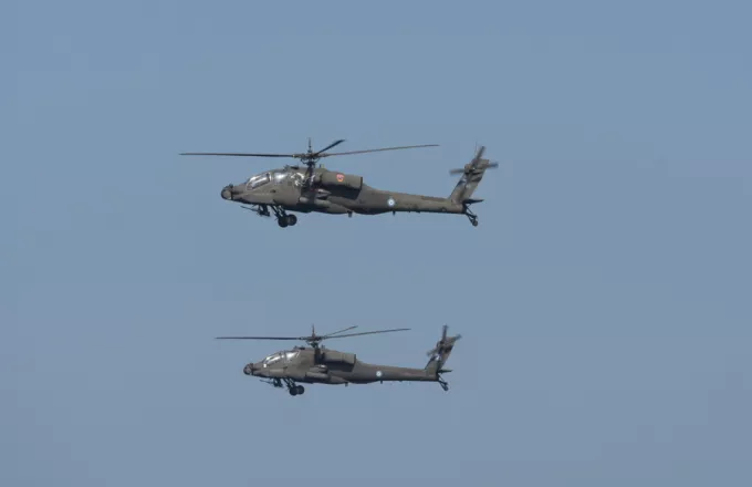 Αμερικανικά ελικόπτερα Απάτσι έφθασαν στη Λετονία, μετά τη ρωσική εισβολή στην Ουκρανία