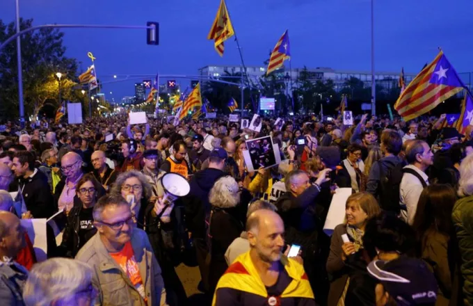 Ισπανία: Νέα εντάλματα σύλληψης κατά τριών Καταλανών αυτονομιστών