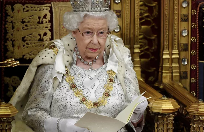 Κορωνοϊός: «Το Πάσχα δεν ακυρώνεται» τονίζει η βασίλισσα Ελισάβετ στους Βρετανούς