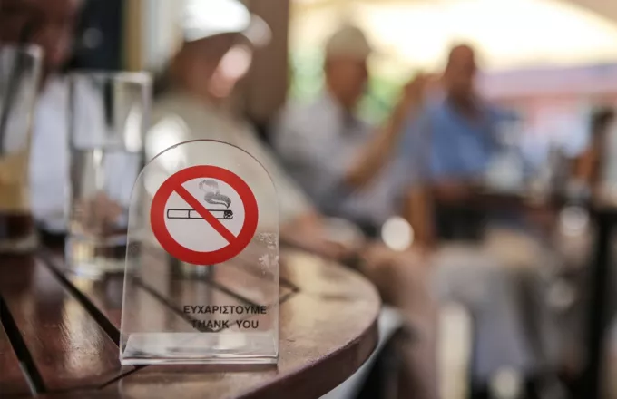 Πώς εφαρμόζεται ο αντικαπνιστικός σε πόλεις της Ελλάδας. Τα πρόστιμα και οι παραβάσεις