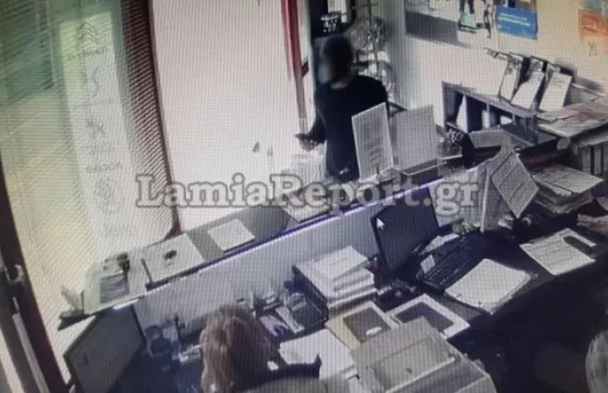 Λαμία: Η κάμερα τον «έπιασε» να κλέβει πορτοφόλι (video)