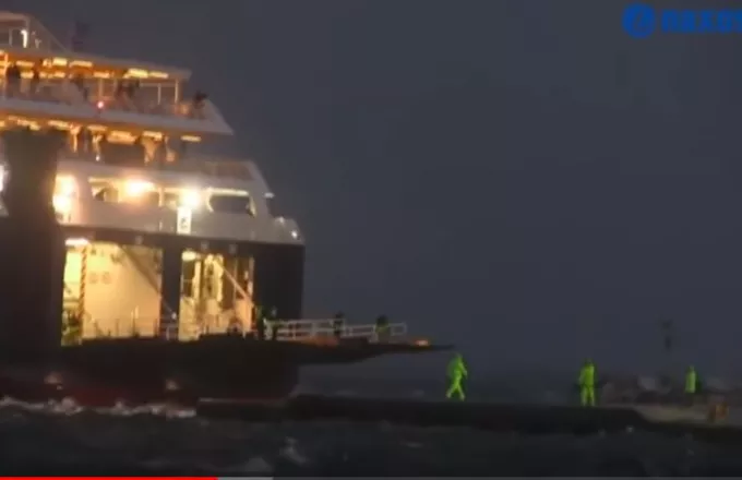 Πλοίο «πάλεψε» με τα κύματα και κατάφερε να «δέσει» στη Νάξο (VIDEO)