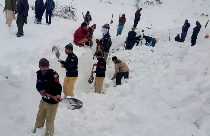 Πακιστάν: Βρέθηκε ζωντανή 12χρονη που έμεινε θαμμένη 18 ώρες κάτω από το χιόνι
