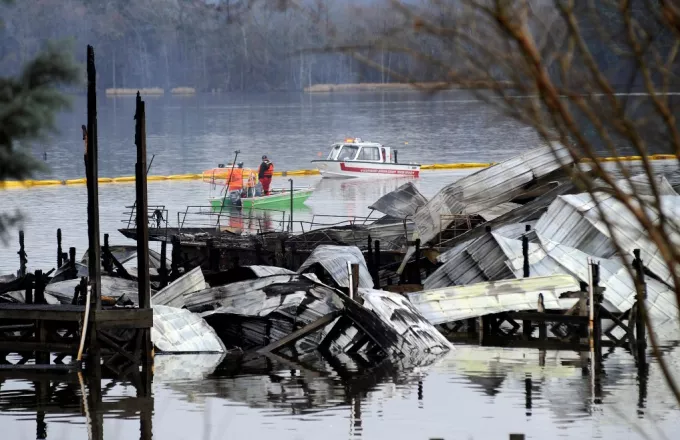 ΗΠΑ: Τραγωδία με οκτώ νεκρούς από πυρκαγιά σε σκάφη στον ποταμό Τενεσί (pics)