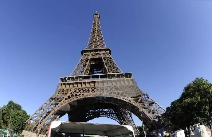 Πανικός στο Παρίσι: Εκκενώθηκε ο Πύργος του Αιφελ μετά από απειλή για βόμβα