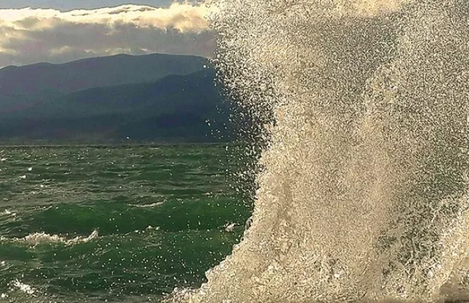 Φορτηγό πλοίο πλέει ακυβέρνητο νοτιανατολικά της Πελοποννήσου