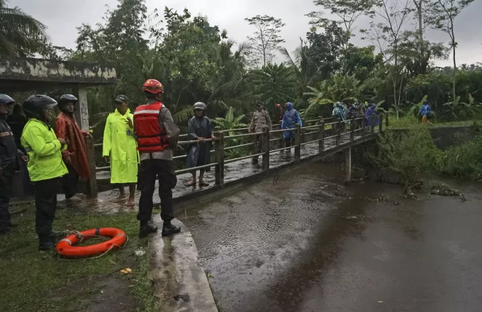 Ινδονησία: Τουλάχιστον 6 μαθητές νεκροί και 5 αγνοούμενοι - Παρασύρθηκαν από τα κύματα ποταμού