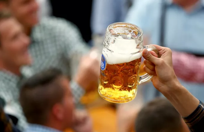 Ο έξυπνος τρόπος που σερβίρουν μπίρες στη Σεβίλλη «ανέπαφα» (pic+vid)