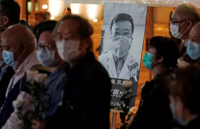 «Κατηγορώ» κατά Πεκίνου από τη μητέρα του γιατρού που προειδοποίησε για τον κορωνοϊό