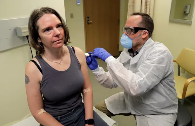 Κορωνοϊός: H μαρτυρία της 43χρονης μητέρας που έλαβε την πρώτη δόση του πειραματικού εμβολίου