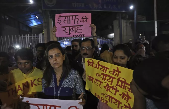 Ινδία: Τέσσερις εκτελέσεις για ομαδικό βιασμό το 2012