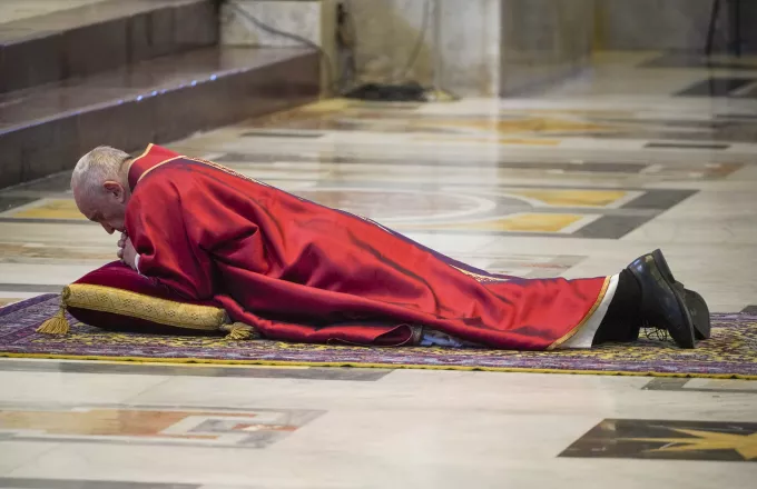 Ιταλία: Ο Φραγκίσκος προσεύχεται στο έδαφος για τους αρρώστους στην Ακολουθία των Παθών