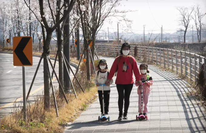 Οδηγίες της Σεούλ για τη μετά-κορωνοϊό εποχή: Ταξιδέψτε μόνοι, τρώτε γρήγορα στα εστιατόρια