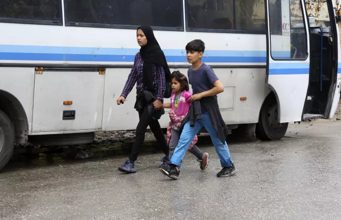 Από τη Λέσβο στην ηπειρωτική χώρα μεταφέρθηκαν πάνω από 1.800 πρόσφυγες
