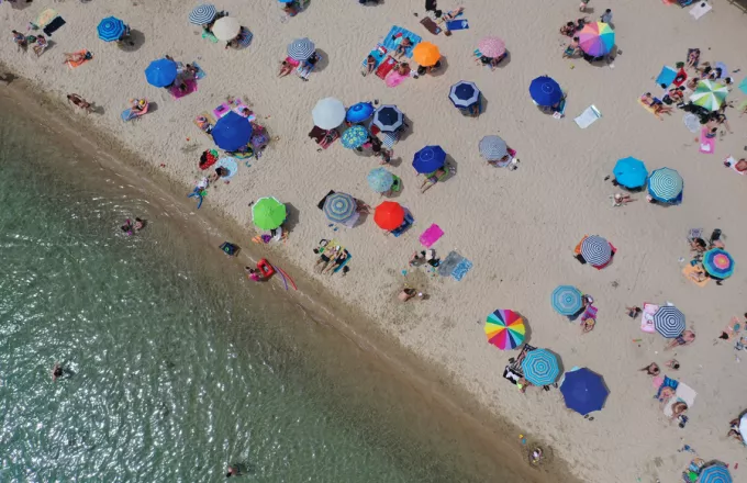 Ανοιχτές παραλίες: Γεμάτες αλλά με αποστάσεις