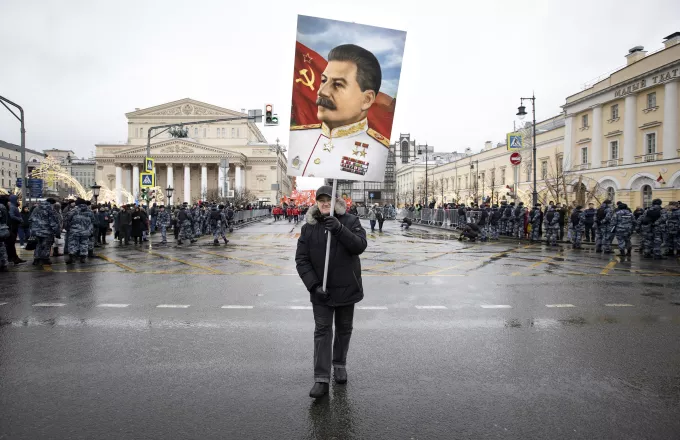 Γυναίκα συνελήφθη επειδή βεβήλωσε θρησκευτική εικόνα του Στάλιν στο Τμπιλίσι