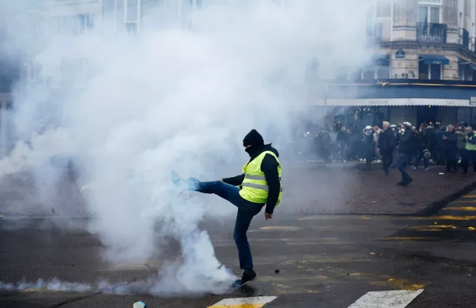 Γαλλία: Καταδίκη αστυνομικού που χτύπησε με γκλοπ 62χρονη διαδηλώτρια