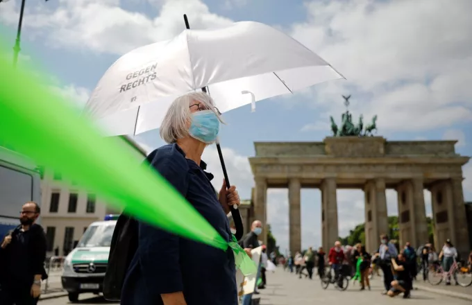Σύσταση για χρήση μάσκας και στους εξωτερικούς χώρους στη Γερμανία