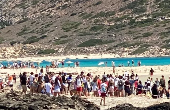 Φαινόμενα συνωστισμού στην παραλία του Μπάλου στην Κρήτη (pics+video)