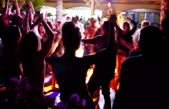 Εισέβαλαν σε πάρτι σε σπίτι στη Θεσσαλονίκη: Χτύπησαν και λήστεψαν εφήβους