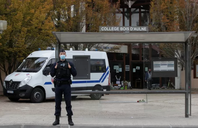 Γαλλία-Δολοφονία καθηγητή: Ο δολοφόνος πλήρωσε 300 ευρώ μαθητές για να αναγνωρίσουν το θύμα του