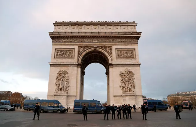 Το Παρίσι θα ανοίγει τα απόρρητα αρχεία για τον πόλεμο της Αλγερίας