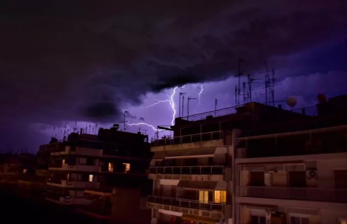 Έκτακτο δελτίο ΕΜΥ: Καταιγίδες, θυελλώδεις άνεμοι, «βουτιά» 10 βαθμών στη θερμοκρασία