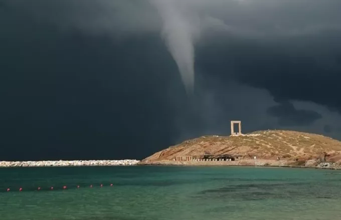 Εντυπωσιακός υδροστρόβιλος στη Νάξο (vid, photos)