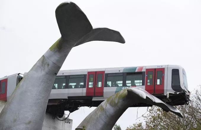 Ολλανδία: Συρμός μετρό εκτροχιάστηκε και "προσγειώθηκε" πάνω στο.. γλυπτό φάλαινας