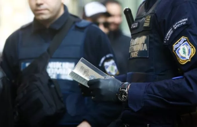 Θεσσαλονίκη: 43χρονη χωρίς μάσκα απείλησε, εξύβρισε και έφτυσε αστυνομικούς