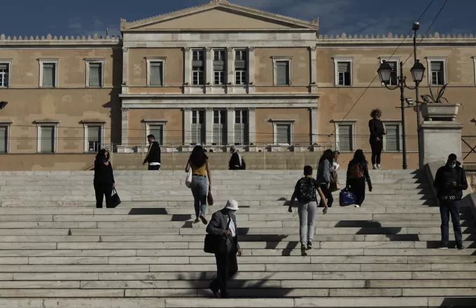 ΙΝΕ ΓΣΕΕ: Τα μνημόνια «ροκάνισαν» κατά 23% το εισόδημα των Ελλήνων 