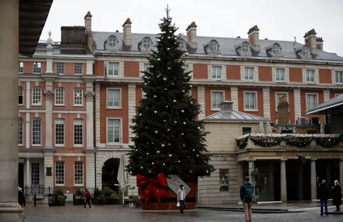 Βρετανία-Κορωνοϊός: Μέχρι τρεις οικογένειες θα μπορούν να γιορτάσουν μαζί τα Χριστούγεννα