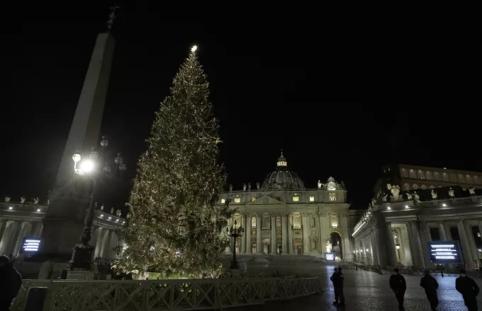 Βατικανό: Φωτίστηκαν το χριστουγεννιάτικο δέντρο και η φάτνη στην πλατεία του Αγίου Πέτρου