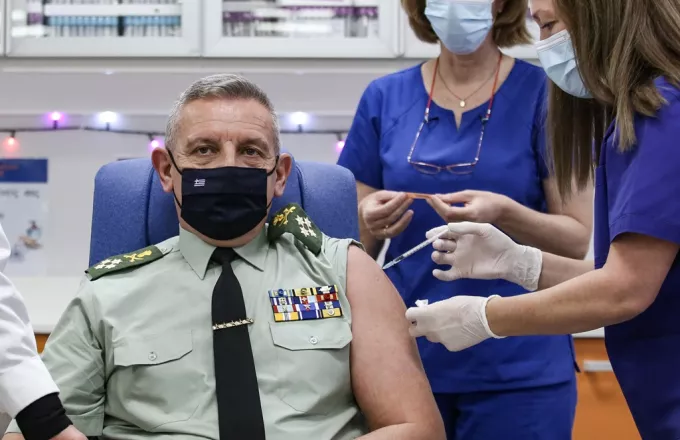 Εμβολιάστηκε ο αρχηγός ΓΕΕΘΑ: «Στην πρώτη γραμμή της προσπάθειας οι Ένοπλες Δυνάμεις»