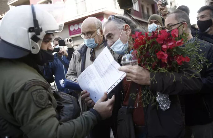 Προσαγωγές στην πλατεία Εξαρχείων στη συγκέντρωση για την επέτειο Γρηγορόπουλου