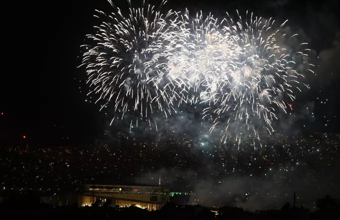 Με λάμψη, συναίσθημα και συμβολισμούς υποδέχθηκε το 2021 στον Λυκαβηττό ο Δήμος Αθηναίων