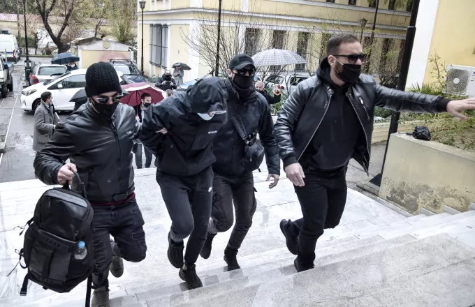 Η ώρα του ανακριτή για τους δύο ανήλικους κατηγορούμενους για τον ξυλοδαρμό του σταθμάρχη 