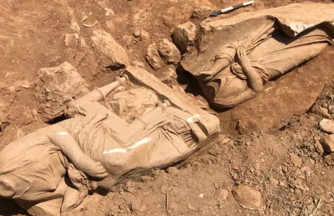 Εντυπωσιακή ανακάλυψη στην Παιανία: Επιτύμβιο μνημείο με δυο γυναικείες μορφές (φωτό)