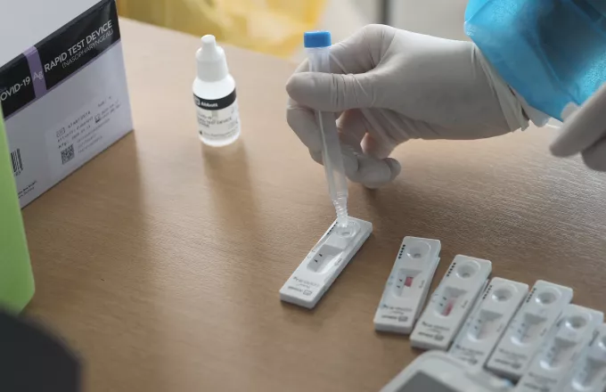 Βρετανία: Τέλος το επιβεβαιωτικό PCR για τους ασυμπτωματικούς μετά από θετικό τεστ αντιγόνου