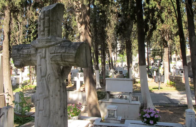 Βόλος: Ξέθαψε σορό για να πάρει μετάλλια που είχαν ταφεί 