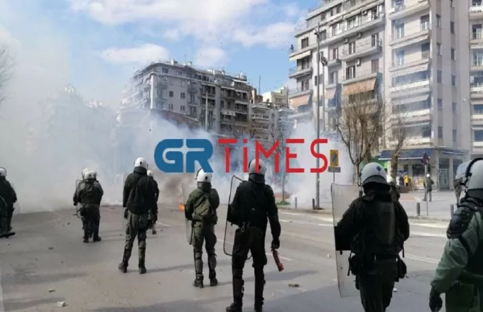Θεσσαλονίκη: Πορεία για το ΑΠΘ- Επεισόδια στην Εγνατία (VID)